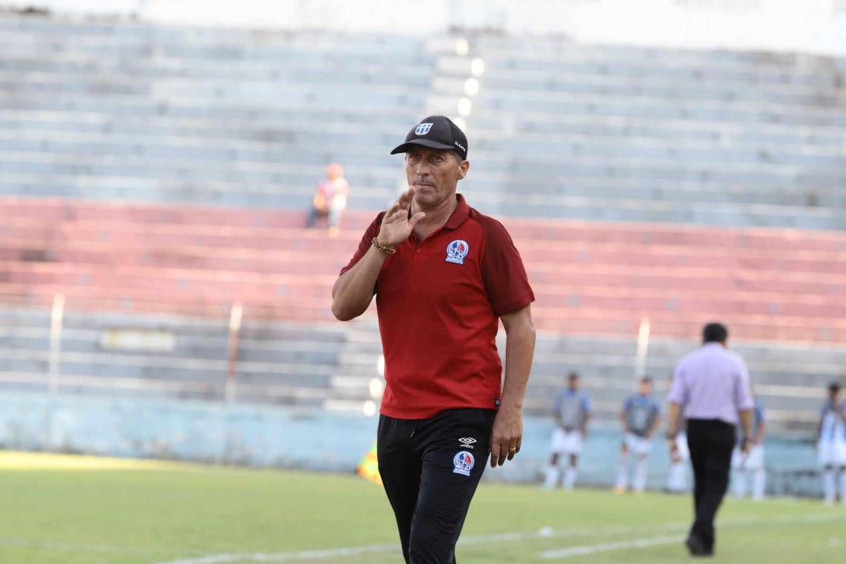 Pedro Troglio y el Olimpia han hecho historia al acumular 41 juegos consecutivos sin perder.