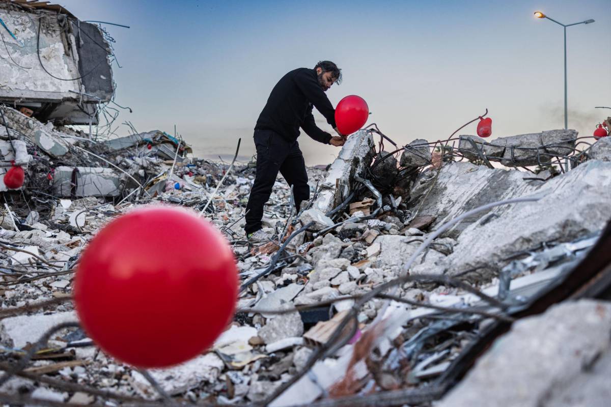 Globos rojos en ciudad turca de Antakya en homenaje a los niños muertos en el terremoto