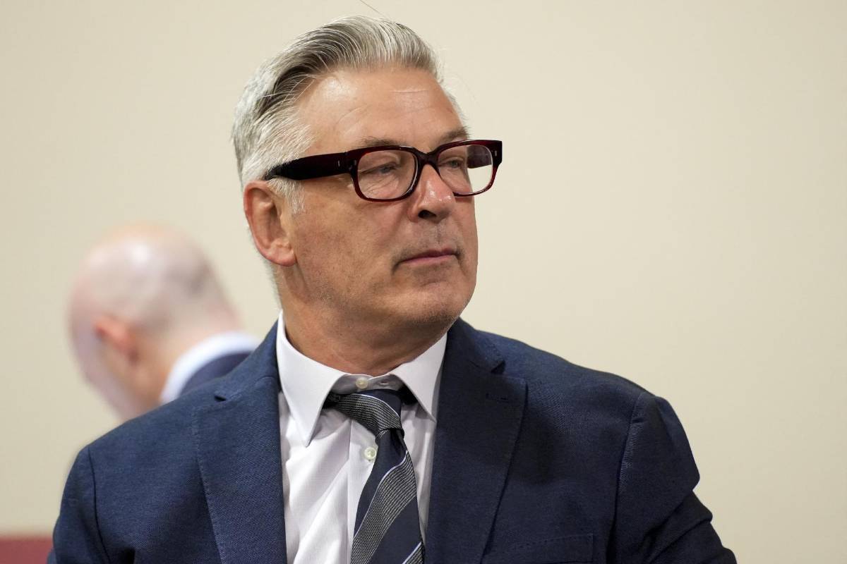 La Fiscalía acusa a Alec Baldwin de “imprudente” y la defensa culpa a otros miembros del equipo