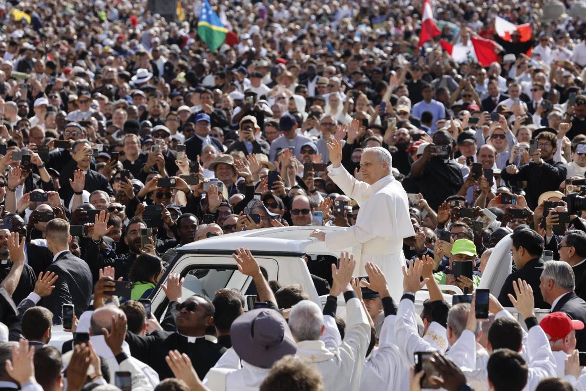 Las imágenes de la multitudinaria misa de asunción del papa León XIV