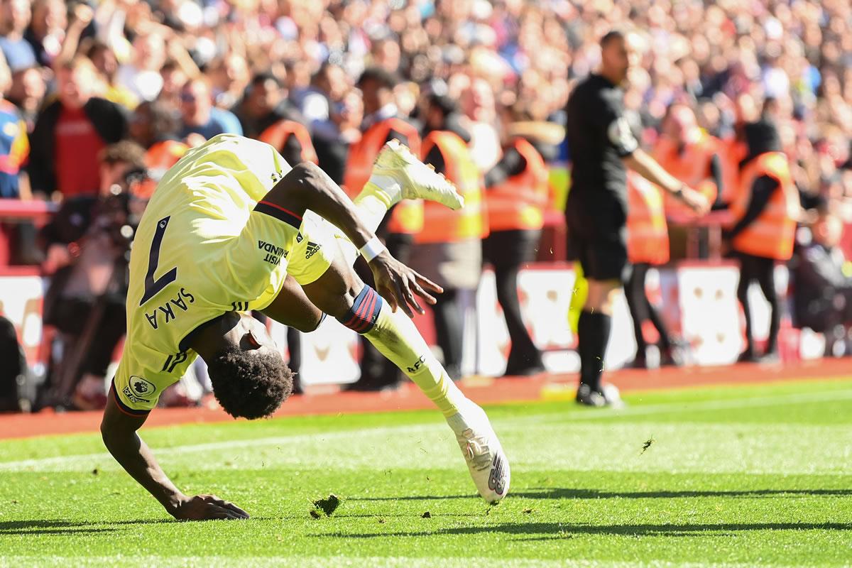 El festejo acrobático de Bukayo Saka tras su gol ante Aston Villa.