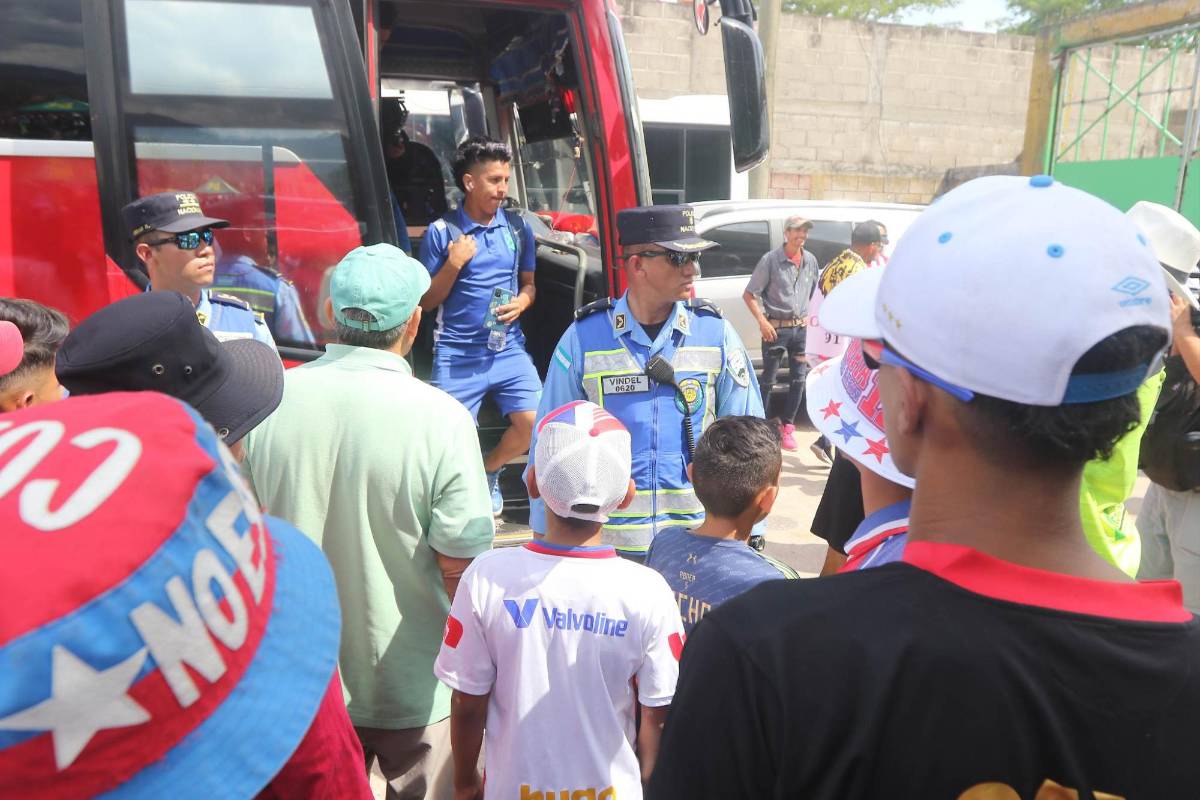 Momento de la llegada de la plantilla de los Potros del Olancho FC al estadio Juan Ramón Brevé.