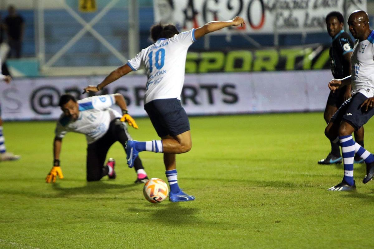 ’Rambo’ de León marcó su primer gol del partido con este taconazo.