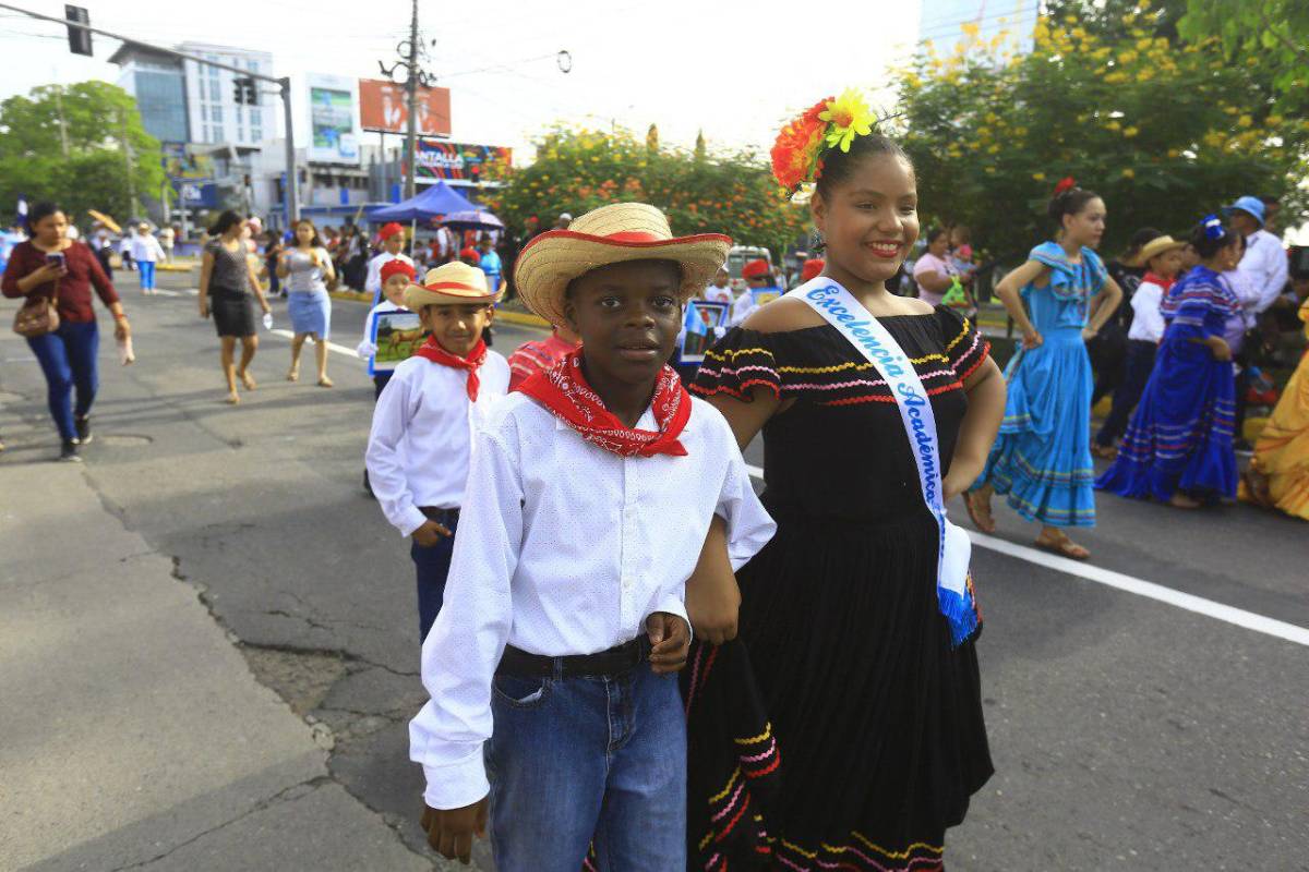 Civismo y amor por Honduras en desfile de escuelas en San Pedro Sula