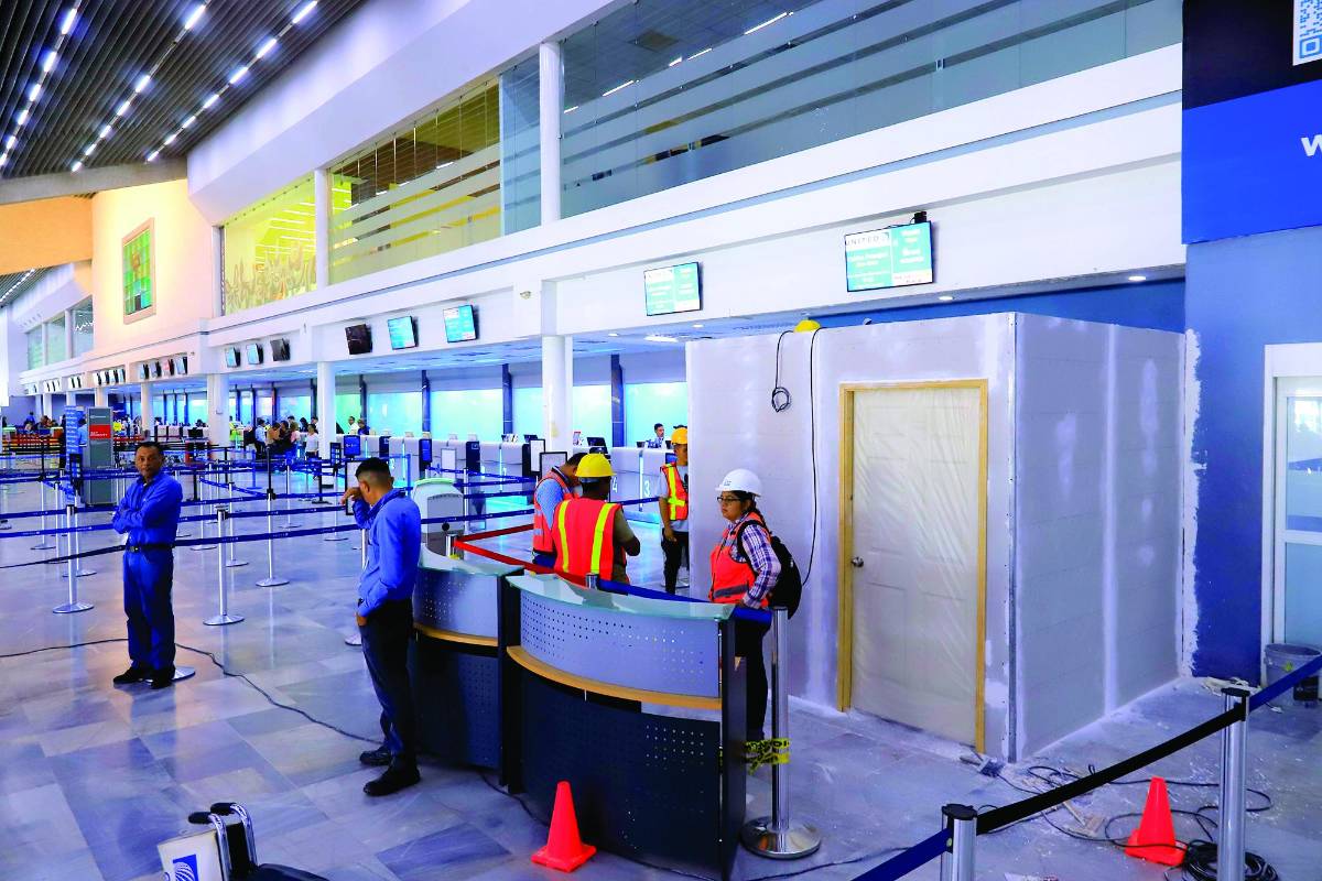 Piden comprensión a los viajeros por las incomodidades, pero el aeropuerto no se cerrará.