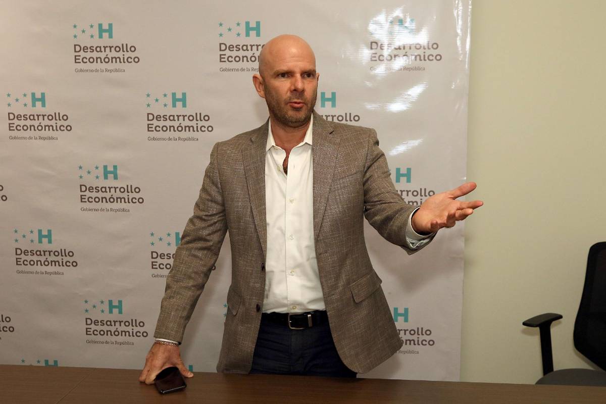 Pedro Barquero a Luis Redondo: “No entregués el país al socialismo”