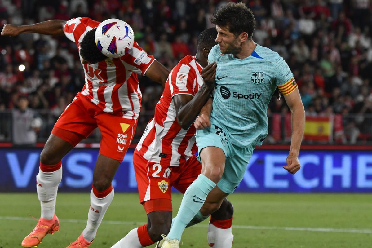 Antony ‘Choco‘ Lozano cabecea el balón ante Sergi Roberto.