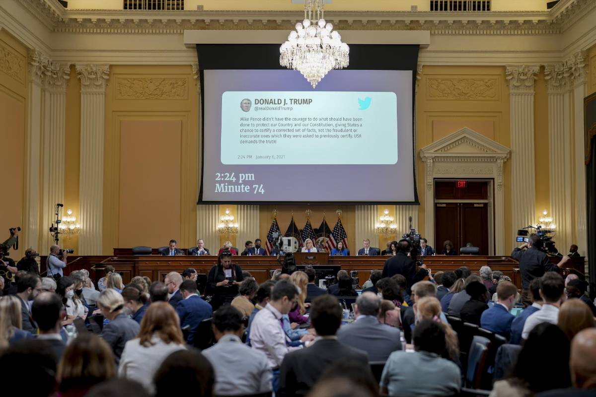 Un tuit del entonces presidente Donald Trump en contra del entonces vicepresidente Mike Pence, enviado la tarde del 6 de enero de 2021, visto durante una audiencia del comité selecto de la Cámara de Representantes encargado de investigar el ataque del 6 de enero, en el Capitolio, Washington, el 21 de julio de 2022.