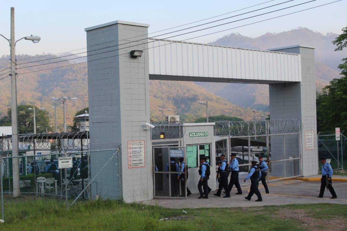 Efectivos policiales ingresan esta mañana a la cárcel El Pozo, en Ilama, Santa Bárbara.