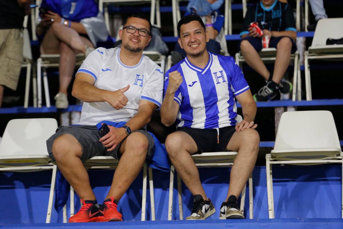 Redondo y su pareja presentes; bella catracha y mundialista en el Haití-Honduras