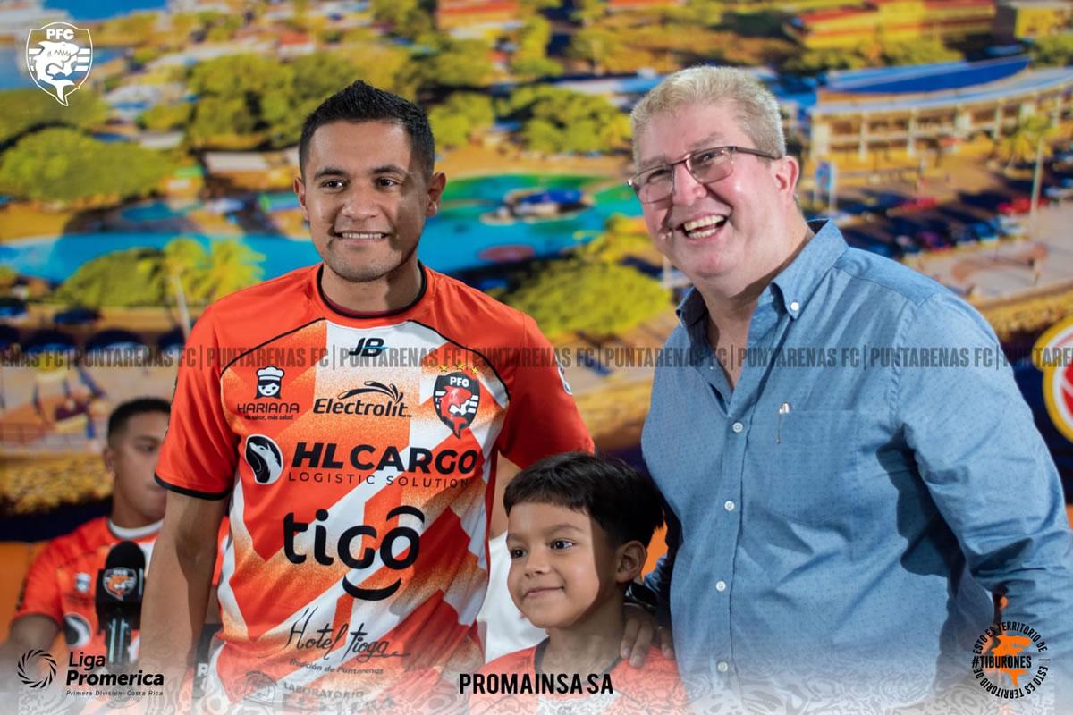 Roger Rojas, el día de su presentación con el Puntarenas FC.