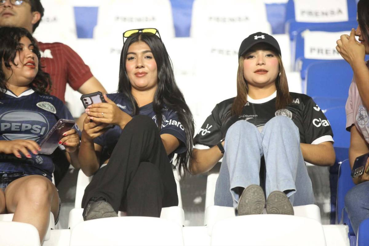 ¡Locura azul! Bellas chicas y una marea de aficionados del Alianza