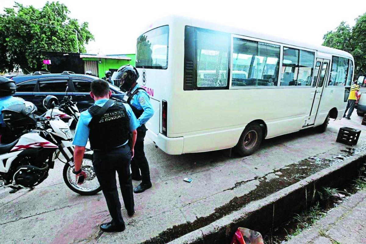 Dos estudiantes heridos deja tiroteo a un bus escolar en la capital