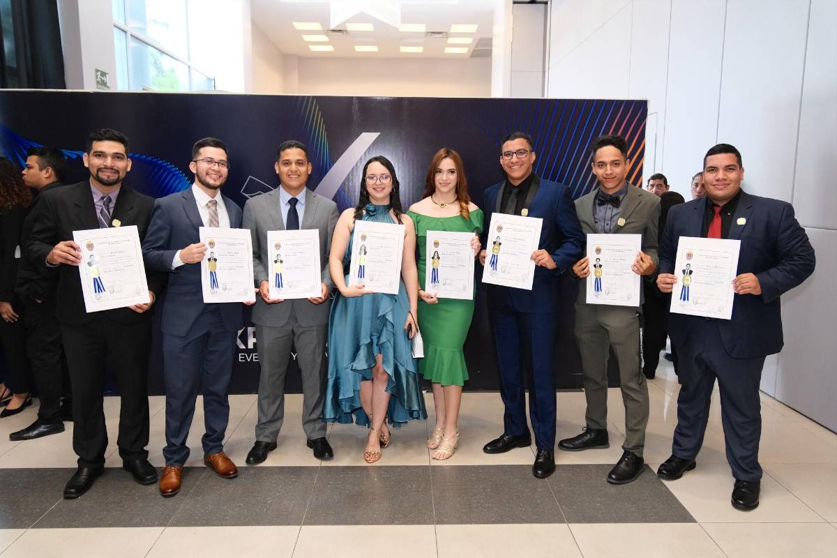 Orgullo por los nuevos egresados de la Unah Cortés