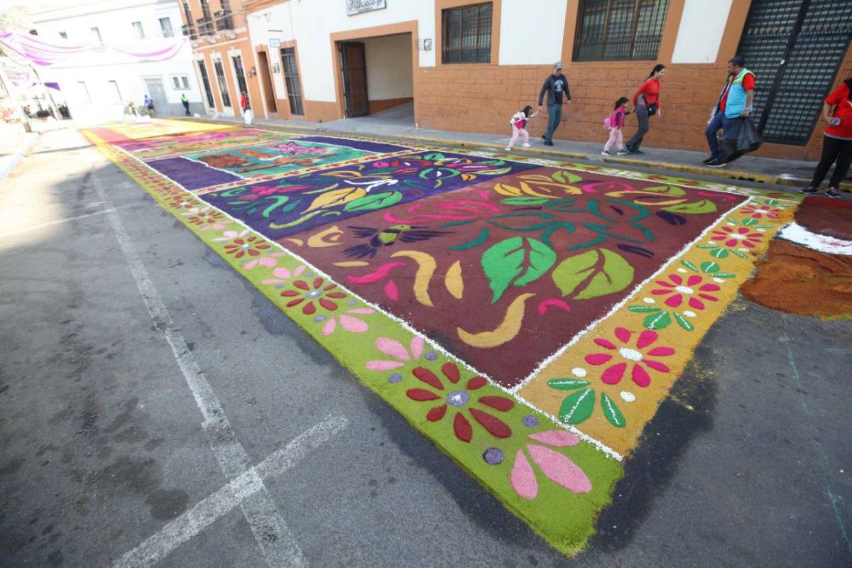 Coloridas y religiosas alfombras embellecen Comayagua en Semana Santa