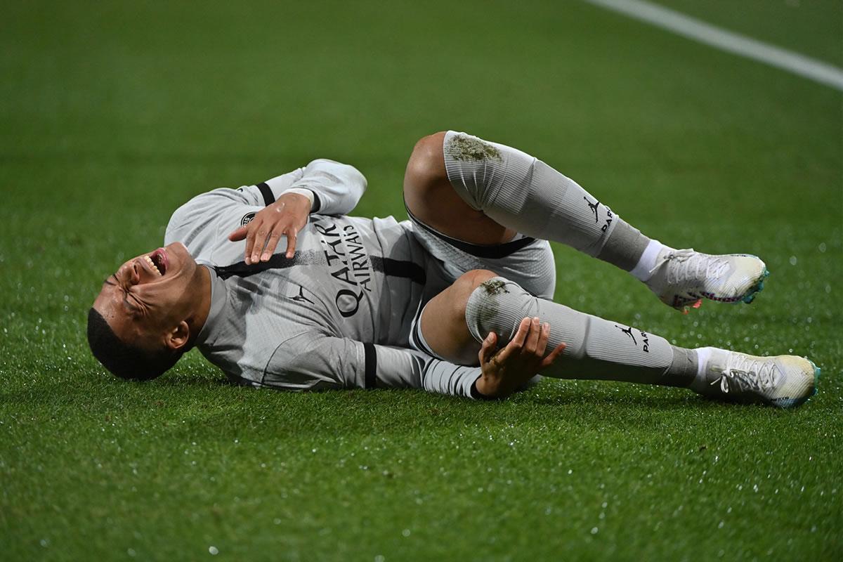 Mbappé, en el suelo con gestos de dolor tras sufrir una falta en el partido contra el Montpellier.