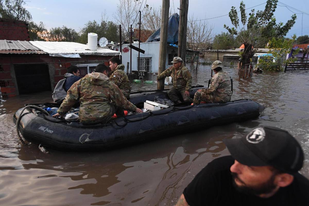 Devastadoras inundaciones en Argentina obligan a evacuar a miles de personas