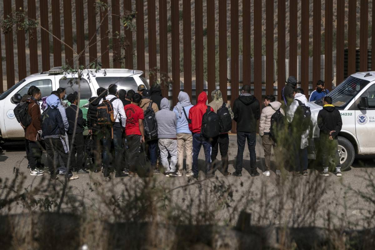 Cientos de migrantes cruzan a EEUU para pedir asilo tras fallo judicial