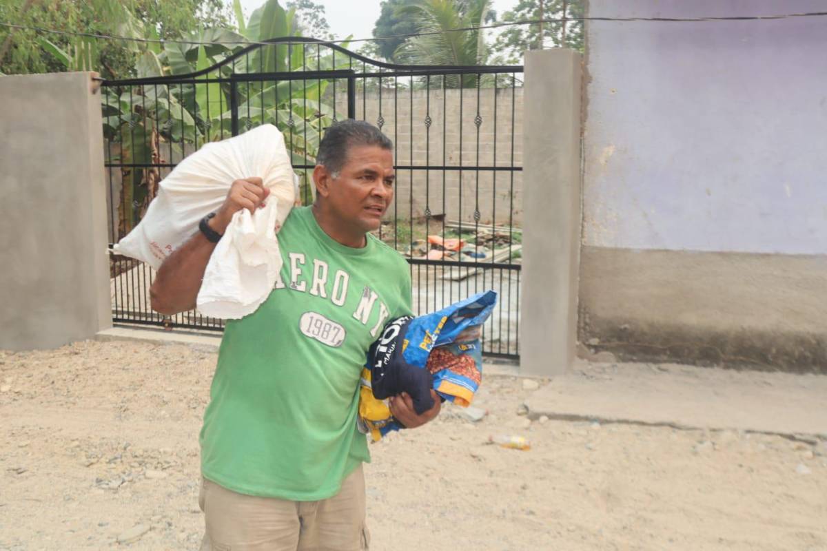 Alexis Duarte caminando por las calles de San Juan Pueblo, Atlántida.