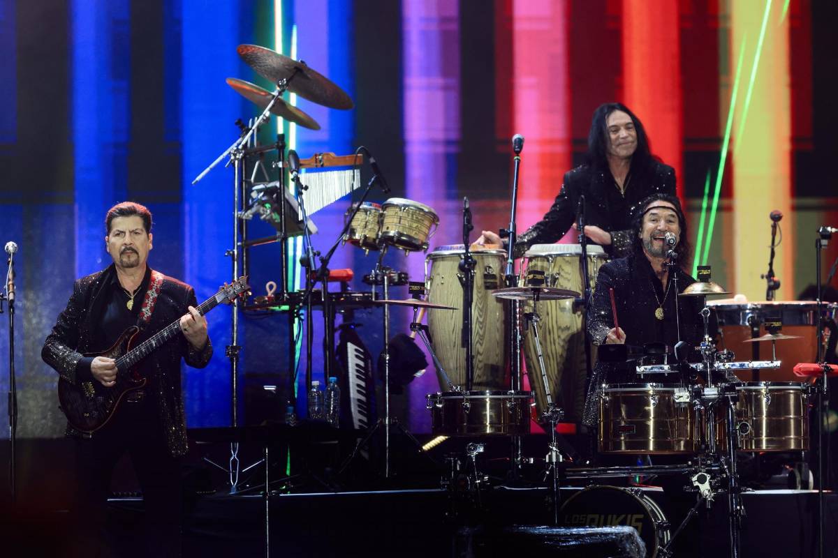Los famosos músicos deleitaron al público con sus grandes éxitos musicales.