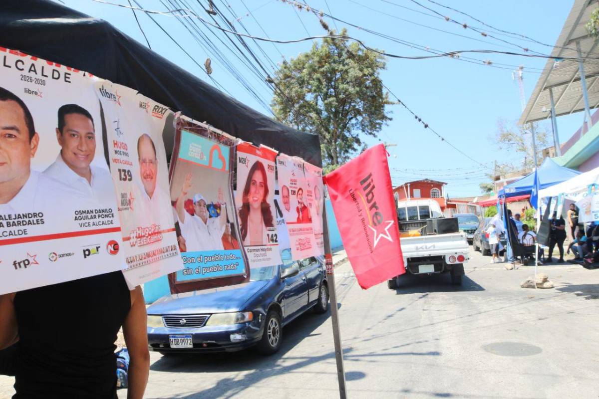 Reinstalan carpas con propaganda previo a elecciones en Tegucigalpa
