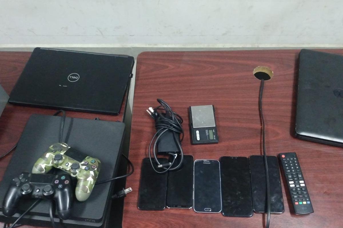 Parte de los artículos deomisados.