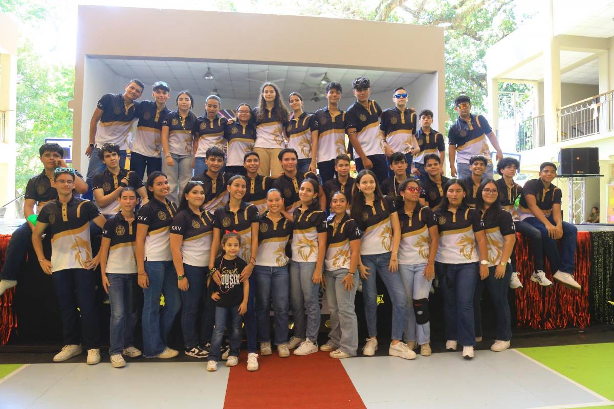 Los chicos posaron para la foto oficial con sus seres queridos.