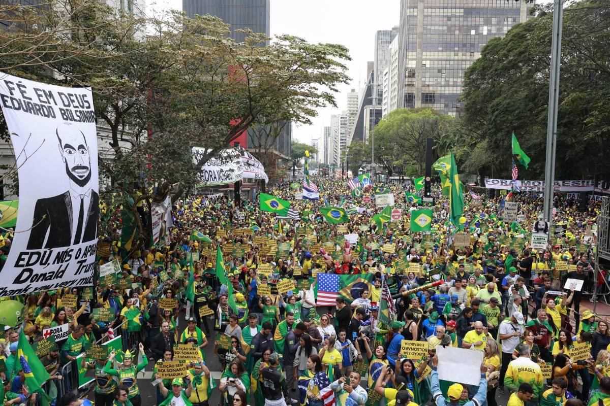 Miles salen a las calles en defensa de Bolsonaro ante juicio por golpismo