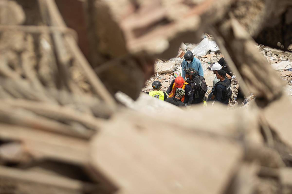 La desesperada búsqueda de sobrevivientes continúa tras los terremotos en Venezuela