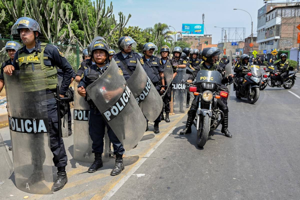 Miles de policías fueron desplegados en Lima ante las masivas protestas contra Boluarte.