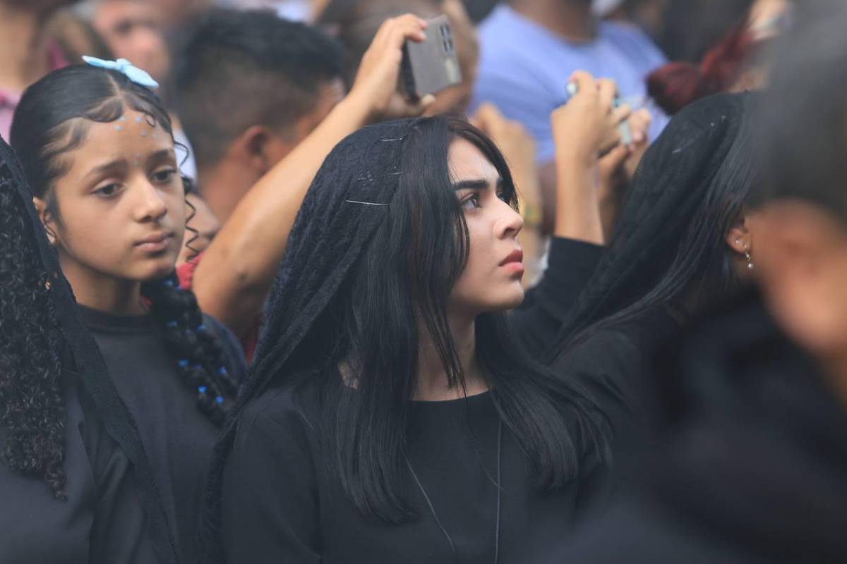 Santo Entierro: entre silencio y fe, fieles acompañan el cuerpo de Jesús