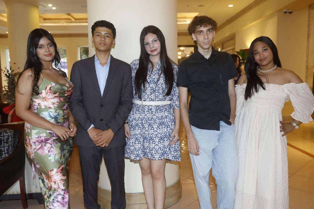 Seniors 2025 de la Happy New Dawn realizan su desayuno