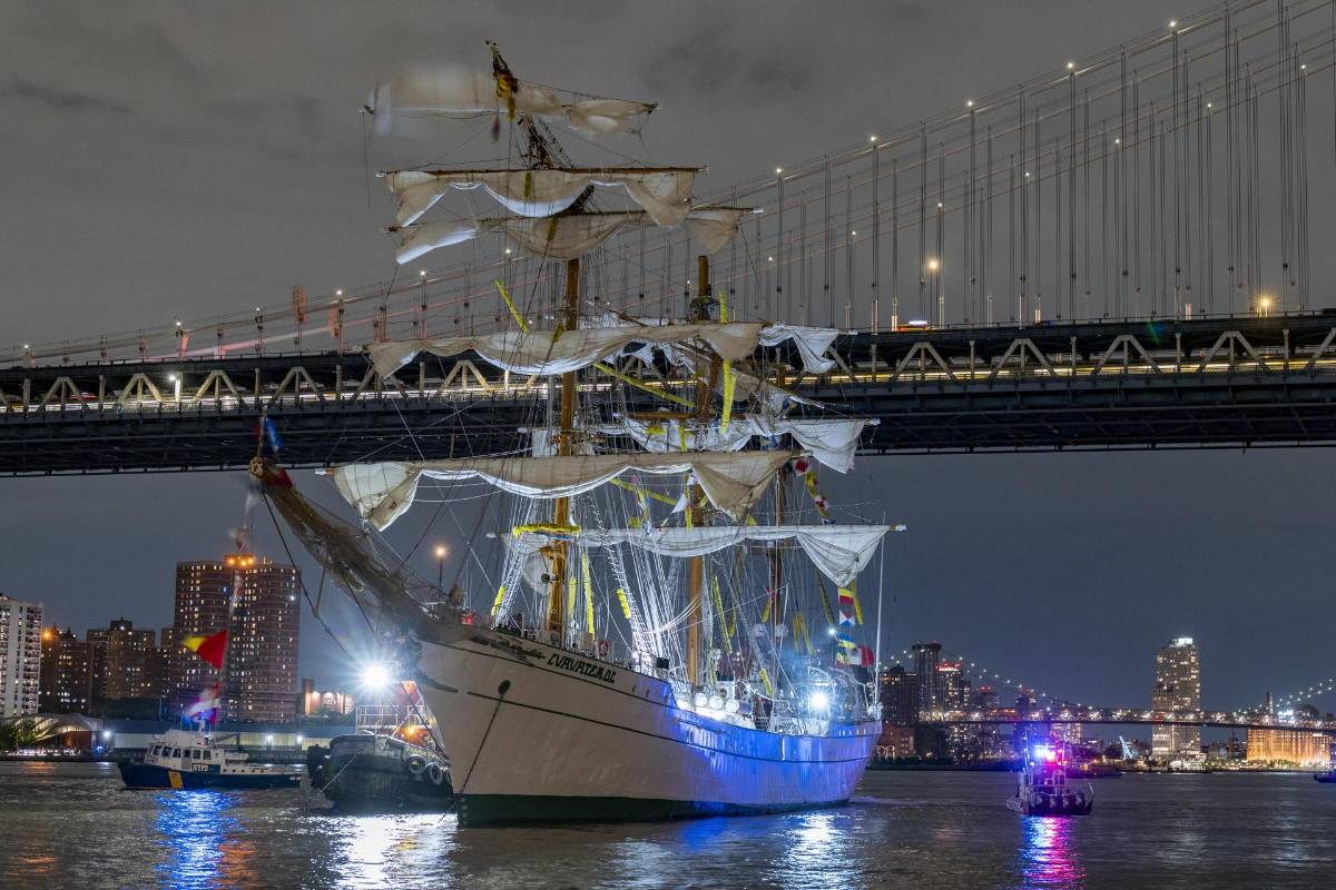 Escalofriantes imágenes del choque de buque mexicano contra el puente de Brooklyn