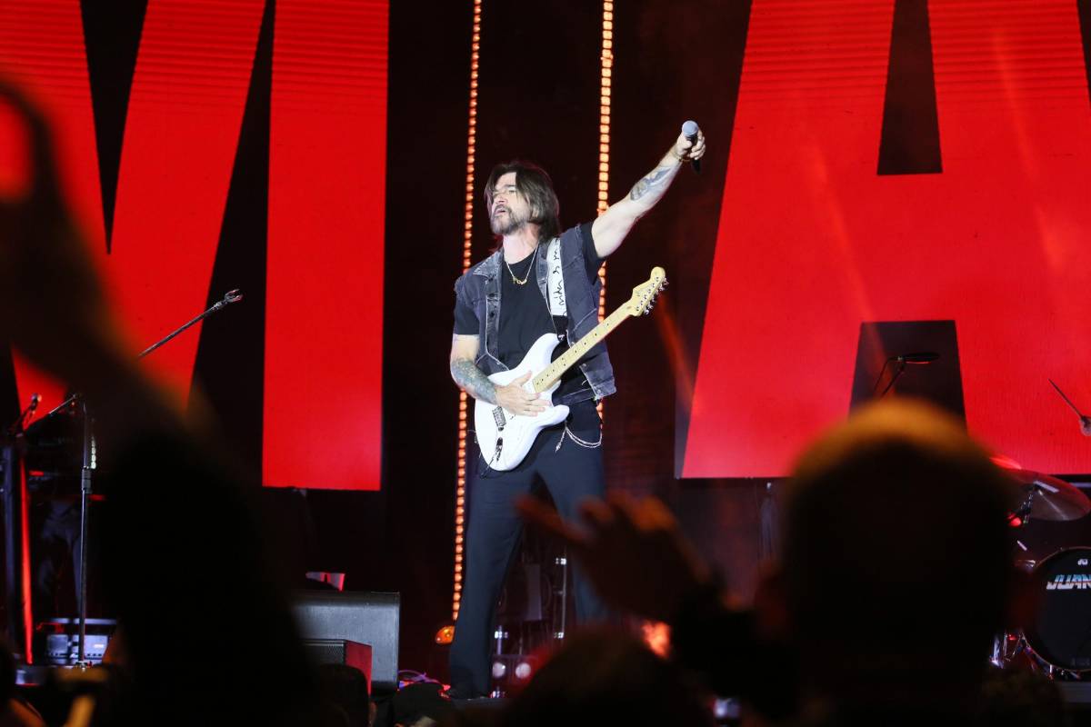 Juanes enamora en Tegucigalpa con su estilo romántico