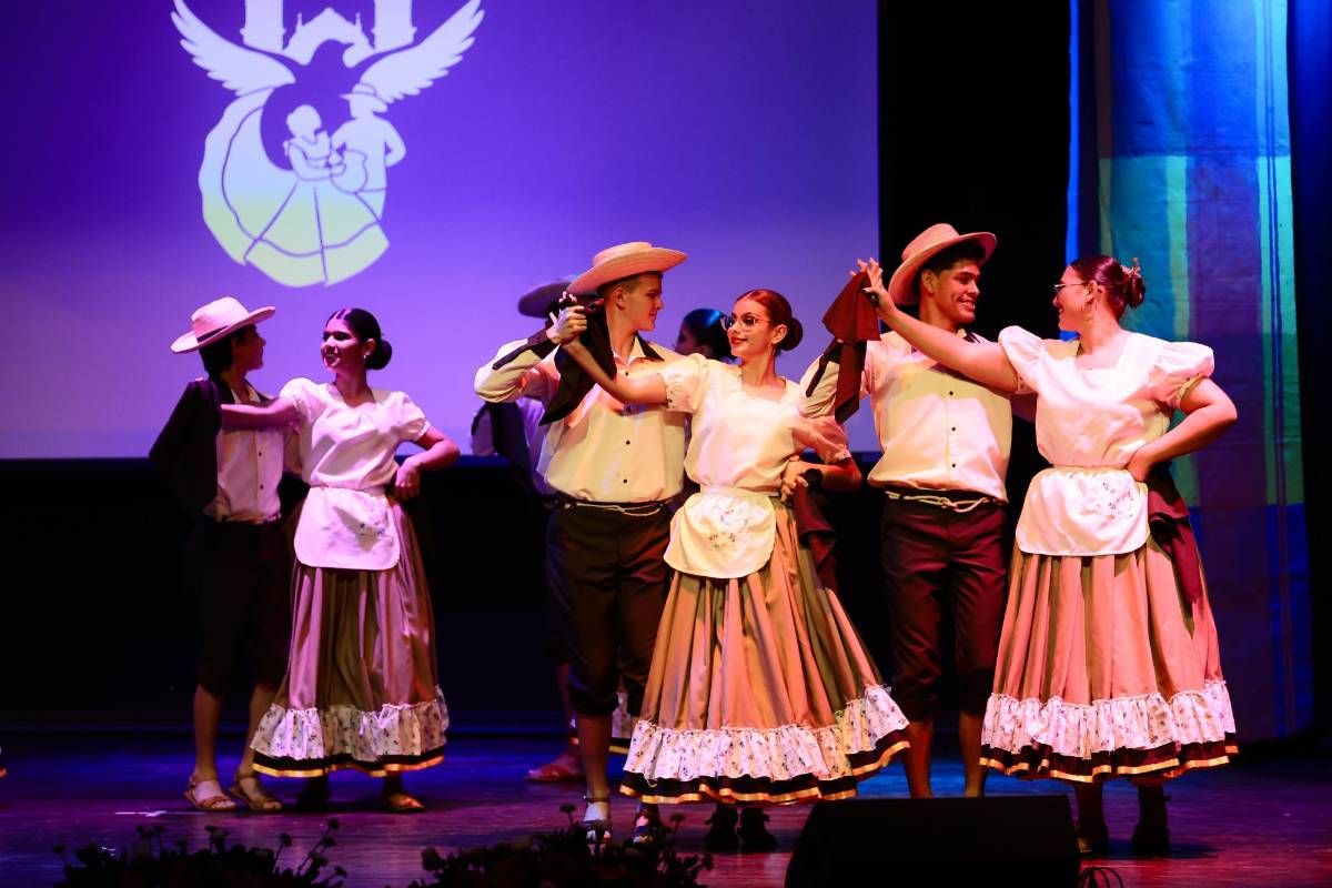 Artistas nacionales e internacionales brillan en espectacular festival folclórico