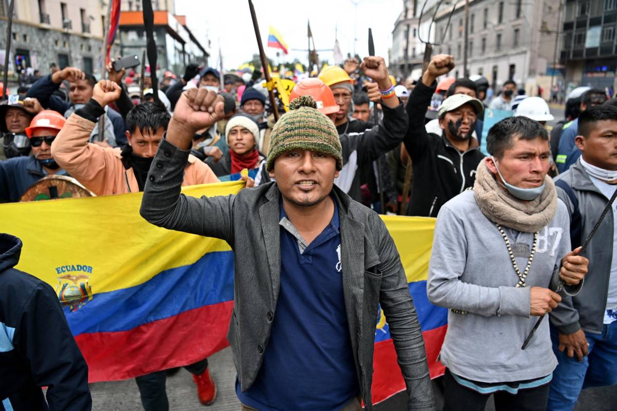 Miles de indígenas siguen protestando contra Lasso y los altos costos de vida en Ecuador.
