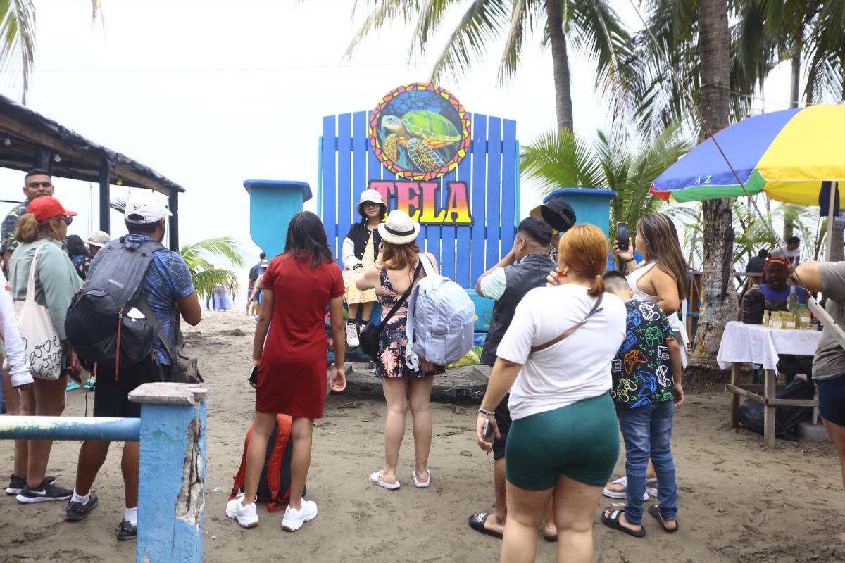 Veraneantes disfrutan de las playas de Tela bajo nubarrones grises