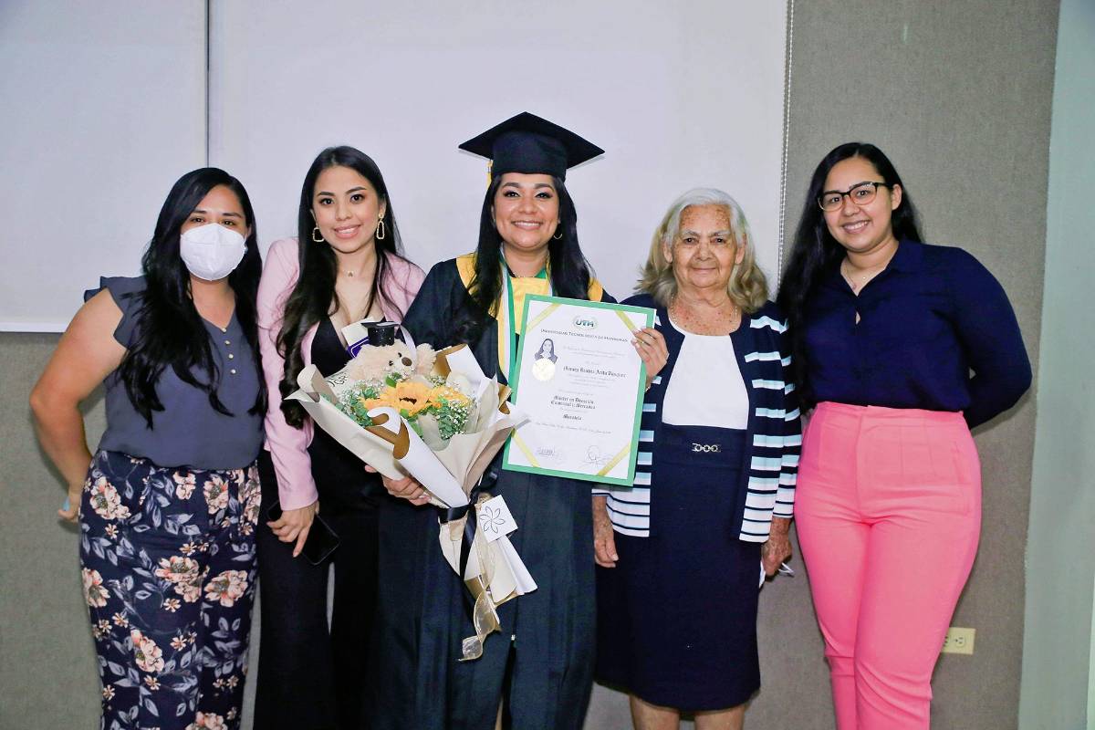 UTH gradúa a 170 nuevos profesionales