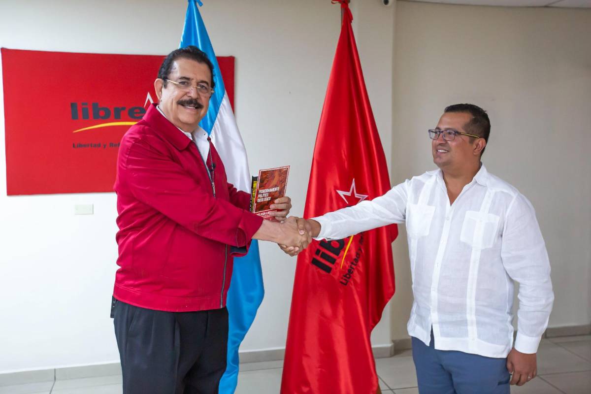 Alcalde Erick Mejía estrecha la mano con el expresidente Manuel Zelaya Rosales.