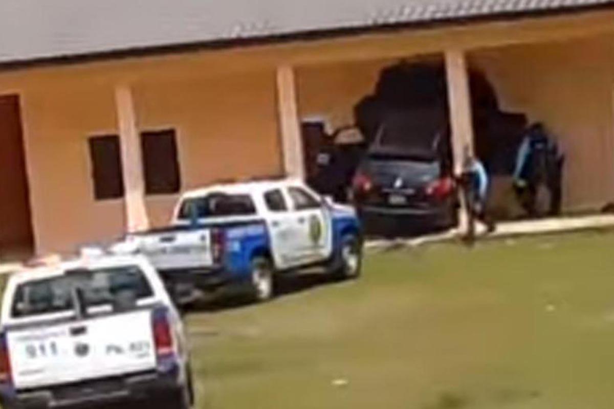 El abogado que conducía una camioneta negra se fue a estrellar contra un negocio después de ser atacado a balazos.