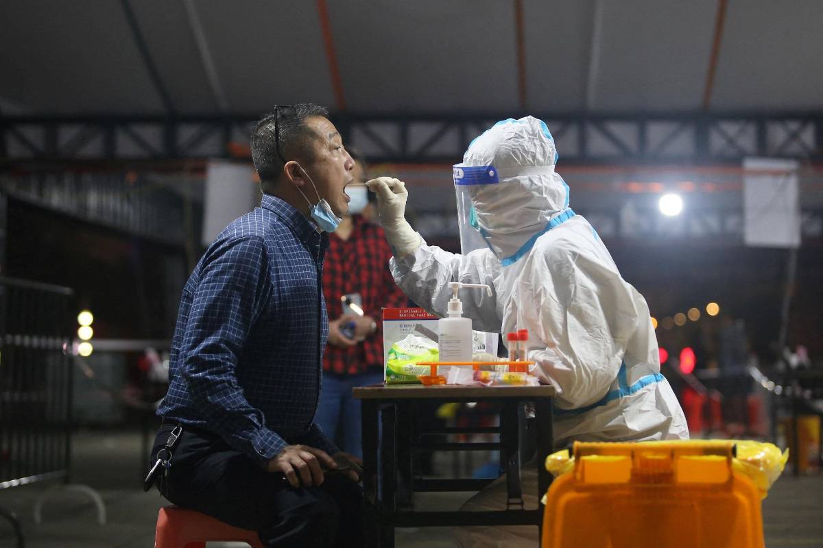 Los test de covid dejan de ser gratis para la gente sin seguro médico en EEUU