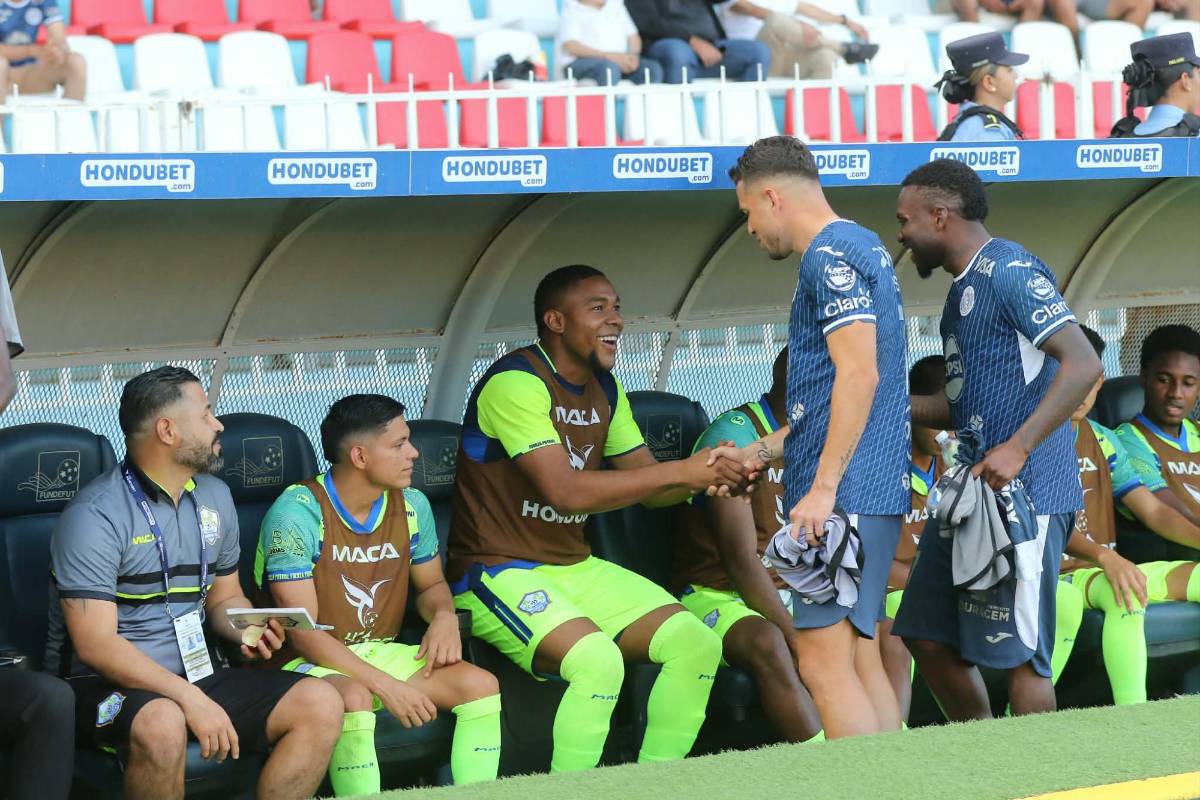 Motagua amarga al Olancho, nueva polémica, beso y lindas chicas en el Nacional