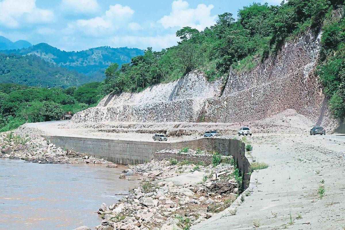 Aún no termina reconstrucción de la carretera a Santa Bárbara