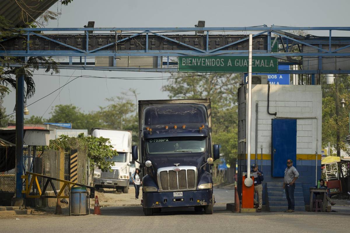 Un camión proveniente de Honduras realiza el registro migratorio para ingresar a Guatemala en la frontera de El Corinto, donde cientos de migrantes de muchas nacionalidades cruzan diariamente en su camino hacia los Estados Unidos.