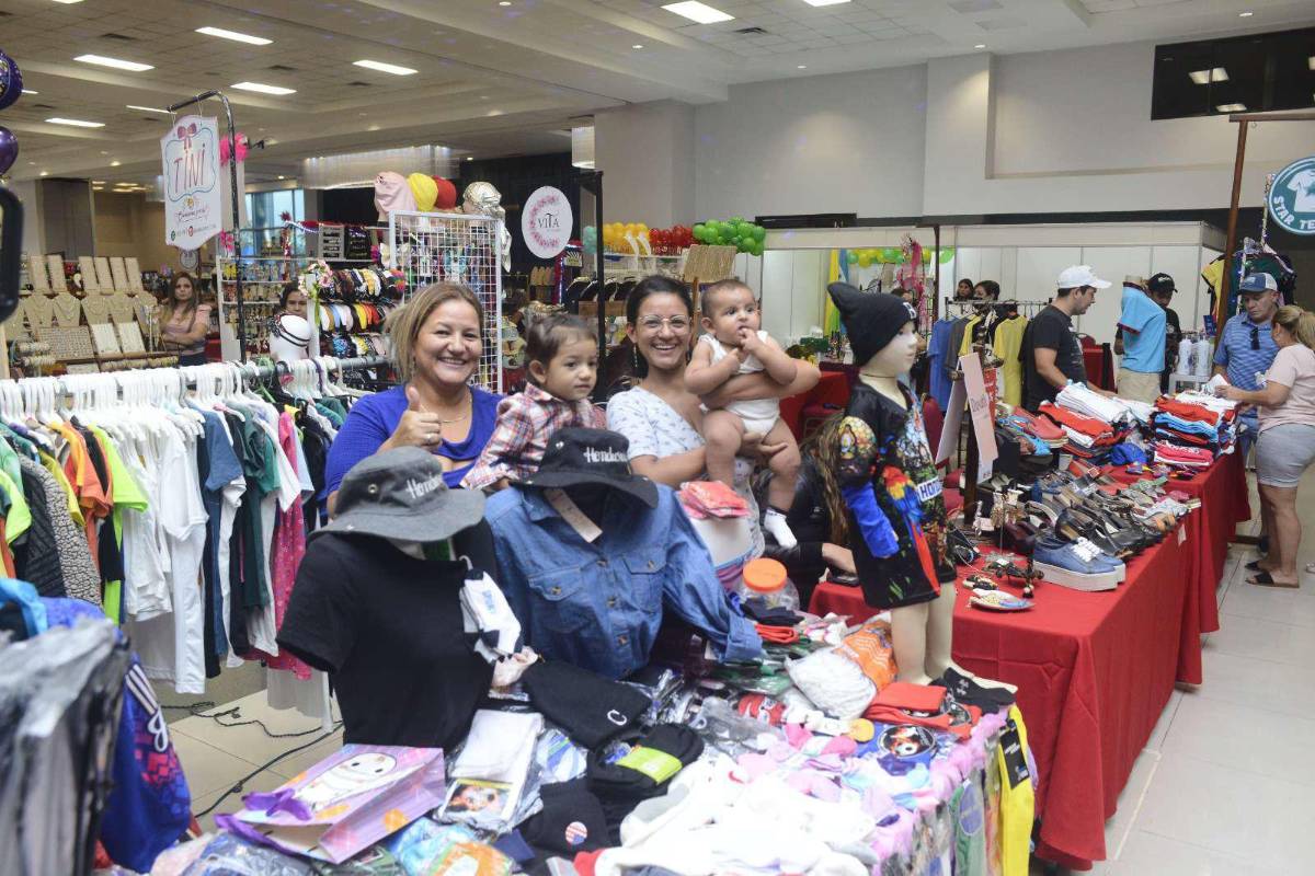 Autoridades del gobierno local y presentantes de la CCIC hicieron el orte de cinta para dar por inaugurada la ExpoJuniana 2023.