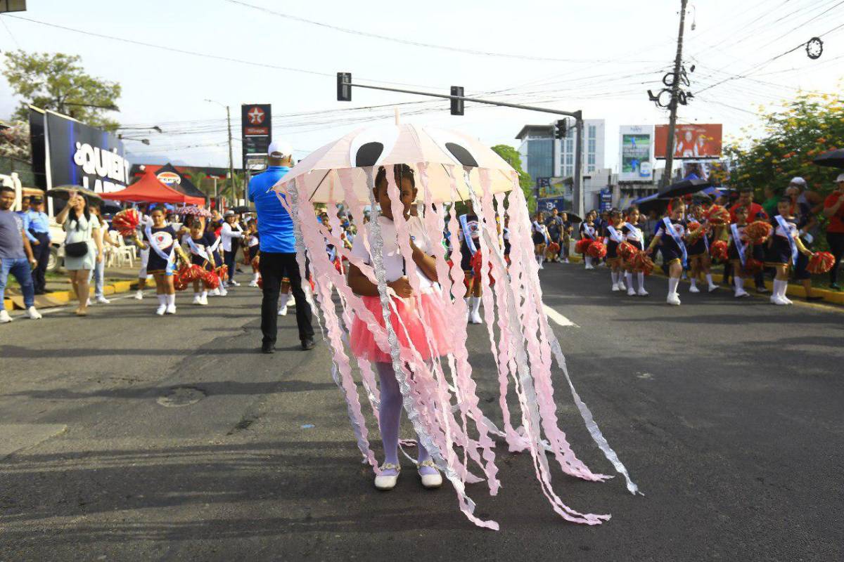 Civismo y amor por Honduras en desfile de escuelas en San Pedro Sula