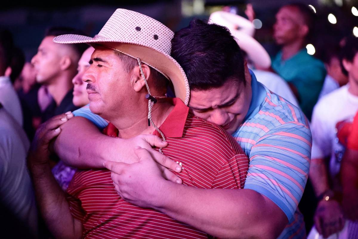 “El Buki” pone a llorar a los hondureños con una histórica “Navidad sin ti”