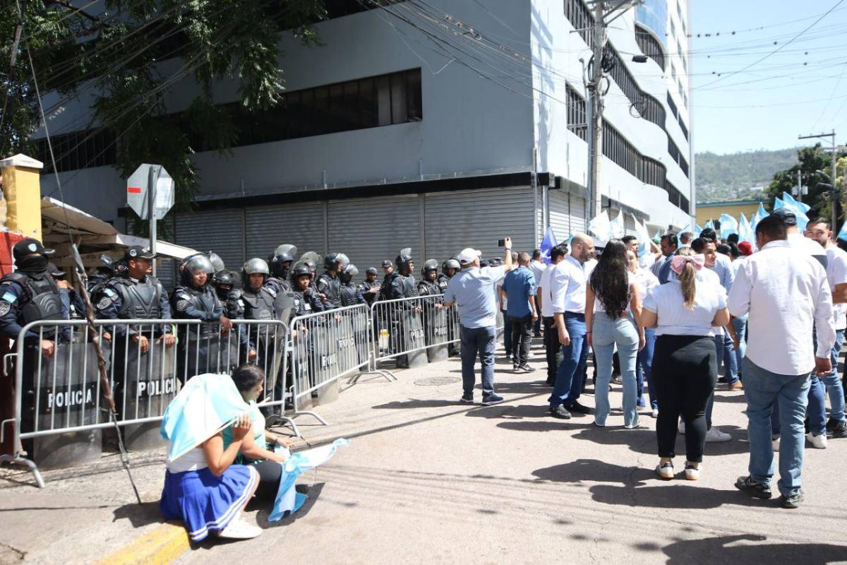 Tenso ambiente en el CNE en medio de recepción de ofertas para biometría
