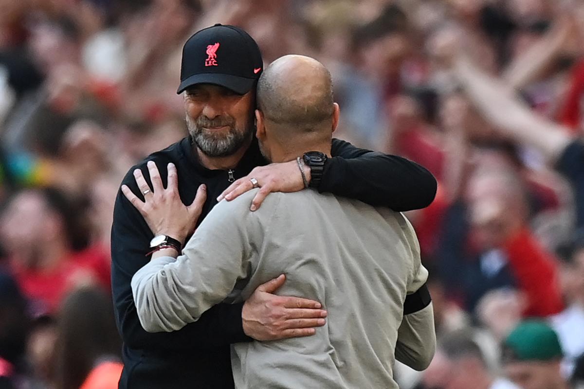 Jürgen Klopp se abraza con Pep Guardiola al final del partido.