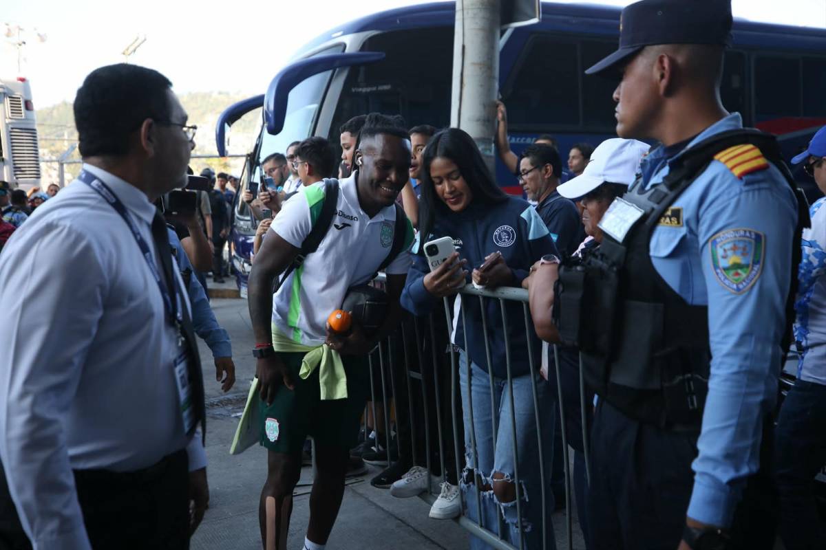 Bellezas, burla a Marathón, lanzan billetes a Henry Figueroa y él reacciona